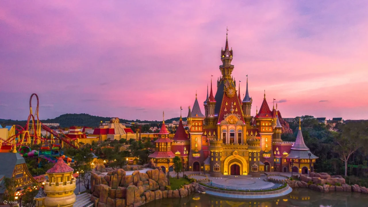 Du khách trải nghiệm các trò chơi hấp dẫn tại công viên chủ đề VinWonders Phú Quốc trong tour combo 4 ngày 3 đêm của Nụ Cười Mê Kông