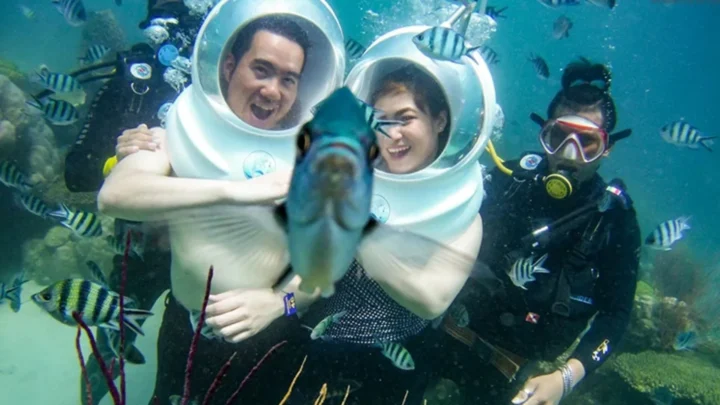Trải nghiệm đi bộ dưới đáy biển (Seawalker) tại công viên san hô, hoạt động trong tour 3 đảo của combo Phú Quốc 5 ngày 4 đêm.