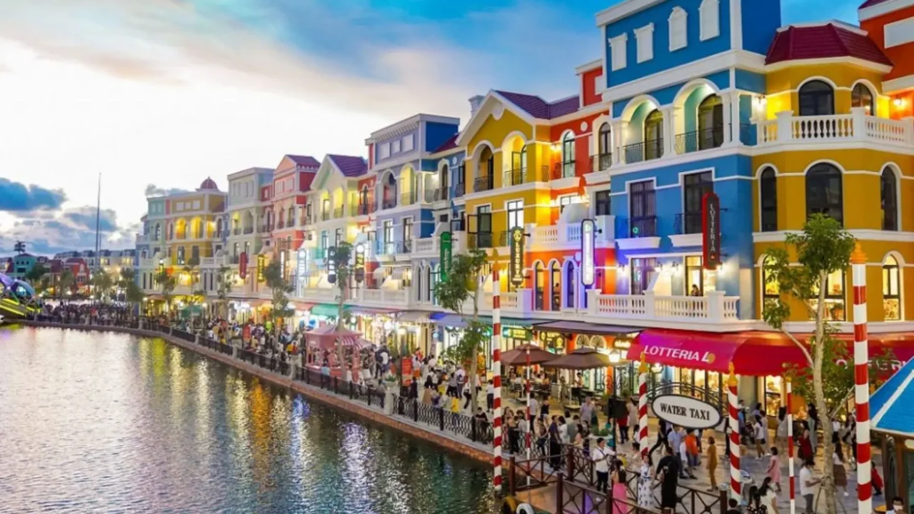 Kiến trúc kênh đào Venice lãng mạn tại Grand World, trái tim của combo nghỉ dưỡng Phú Quốc 5 ngày 4 đêm từ Nụ Cười Mê Kông.