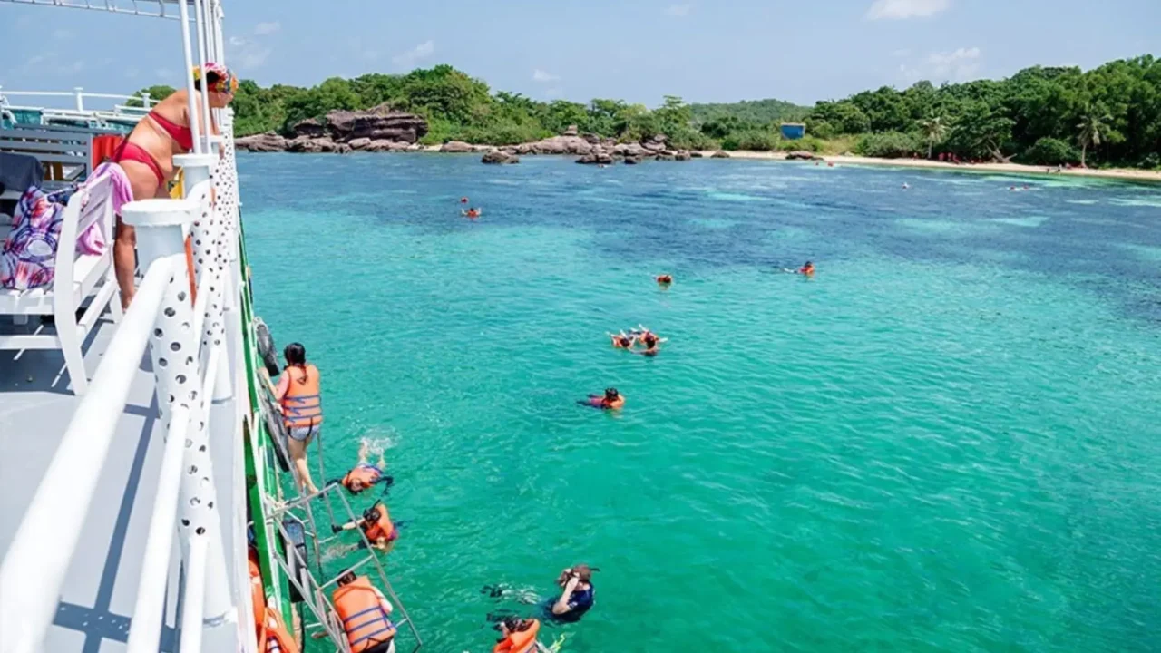 Du khách lặn ngắm san hô tự nhiên tại hòn Gầm Ghì trong tour 3 đảo của combo Phú Quốc 5 ngày 4 đêm.