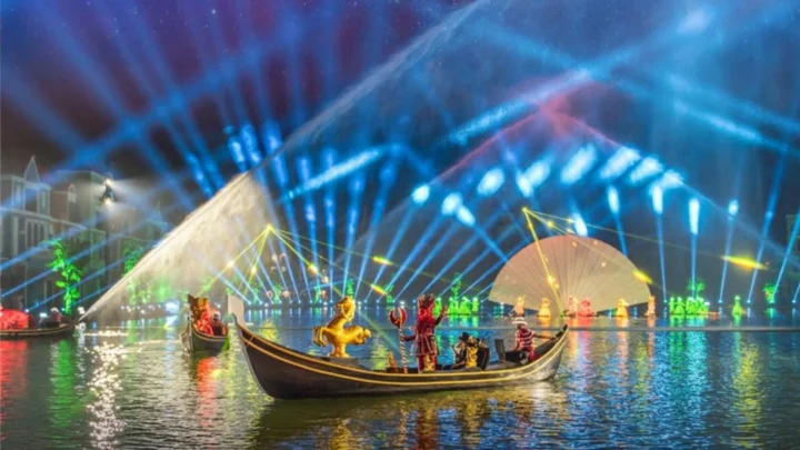 Show diễn thực cảnh Sắc màu Venice hoành tráng tại Grand World trong combo Phú Quốc 5 ngày 4 đêm.