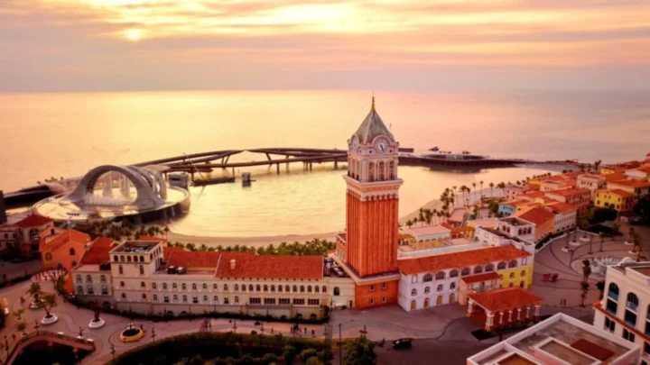 Toàn cảnh Thị trấn Hoàng Hôn (Sunset Town) với kiến trúc Địa Trung Hải rực rỡ trong combo trọn gói Phú Quốc.