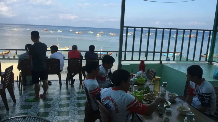 Không gian nhà ăn, nhà hàng có view nhìn thẳng ra biển trong tour du lịch Phú Quý của Nụ Cười Mê Kông