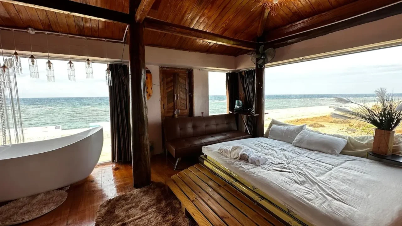 Nội thất phòng nghỉ mang phong cách rustic mộc mạc, ấm cúng, một lựa chọn độc đáo trong combo du lịch Phú Quý giá tốt của Nụ Cười Mê Kông