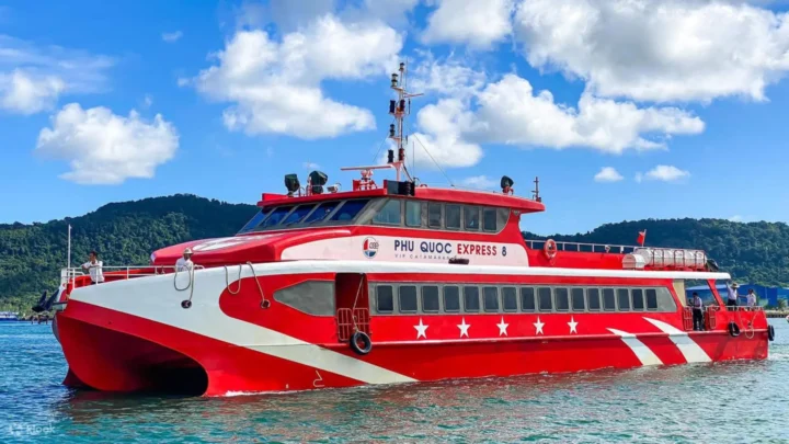 Tàu cao tốc Phú Quốc Express hiện đại, một trong những lựa chọn di chuyển ra đảo trong tour du lịch Phú Quý trọn gói của Nụ Cười Mê Kông