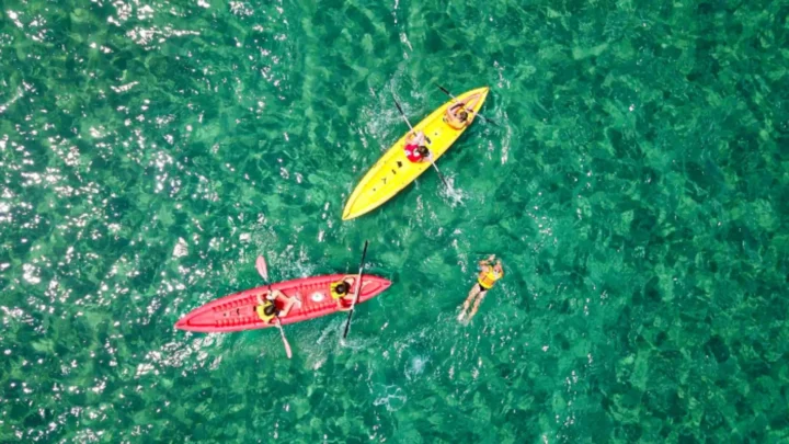 Chèo SUP tại Hòn Mây Rút trong tour 3 đảo combo Vinpearl Phú Quốc 3 ngày 2 đêm