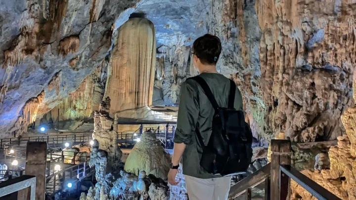 Con đường gỗ trải dài trong Động Thiên Đường, du khách tham quan.