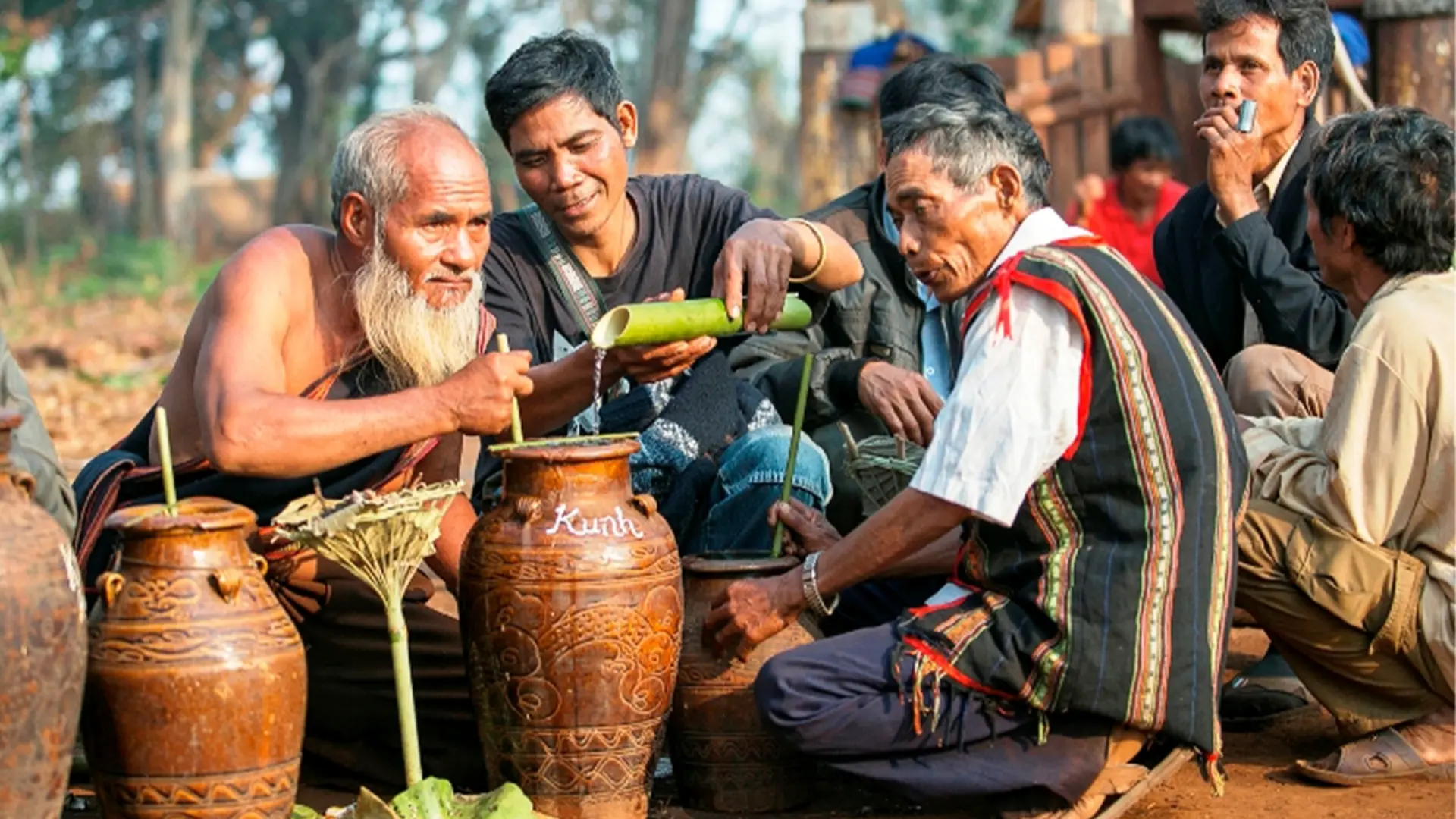 Thưởng thức rượu cần trong quá trình giao lưu cồng chiêng Đà Lạt