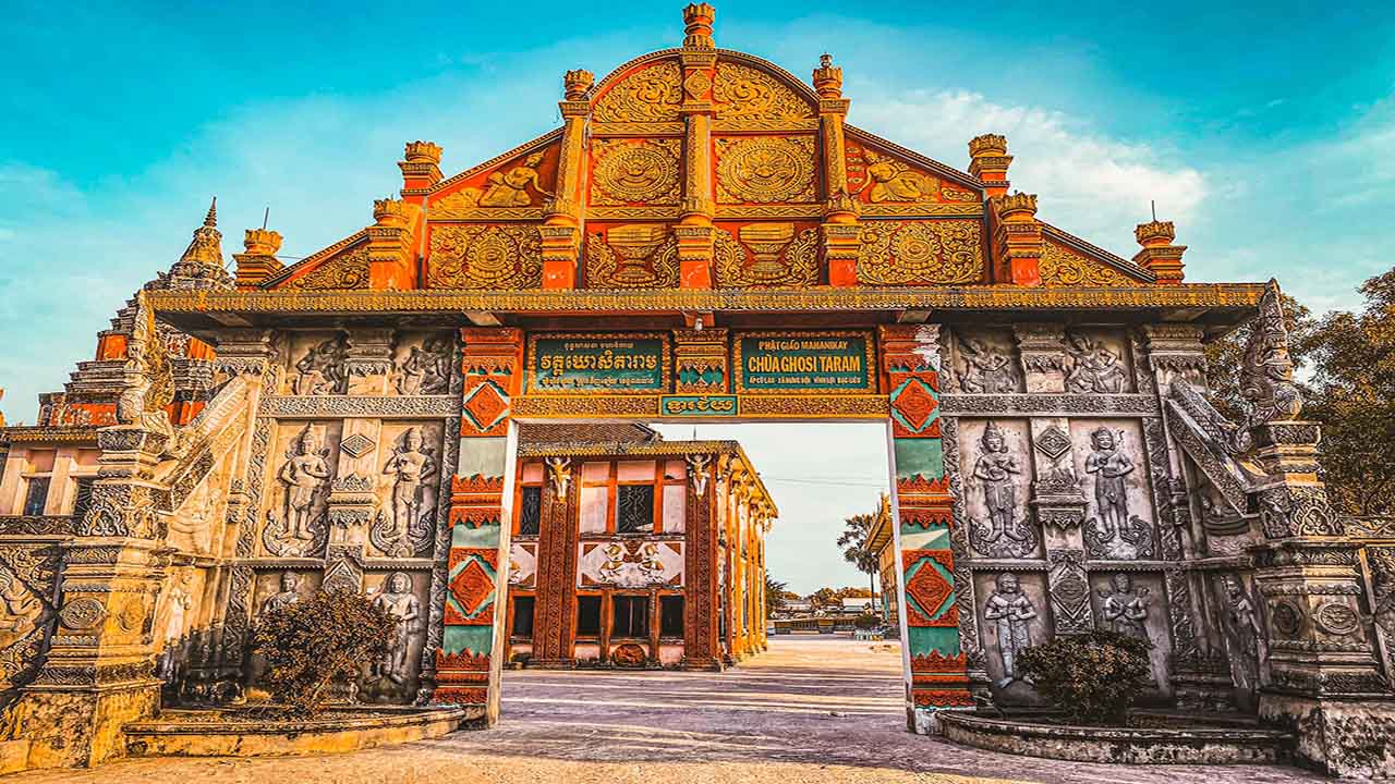 Cổng chùa Ghositaram