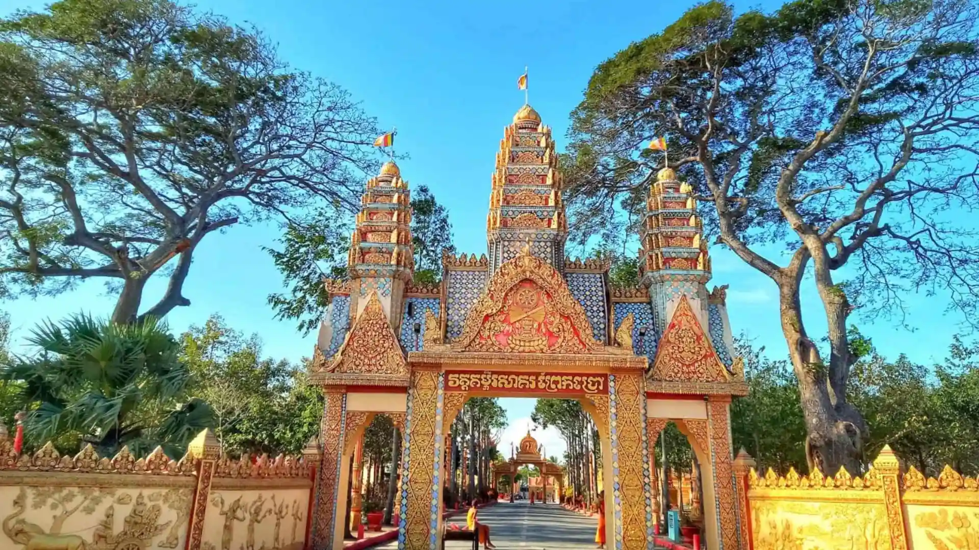 Chùa Xiêm Cán với cổng tam quan kiến trúc Khmer gần điện gió Bạc Liêu