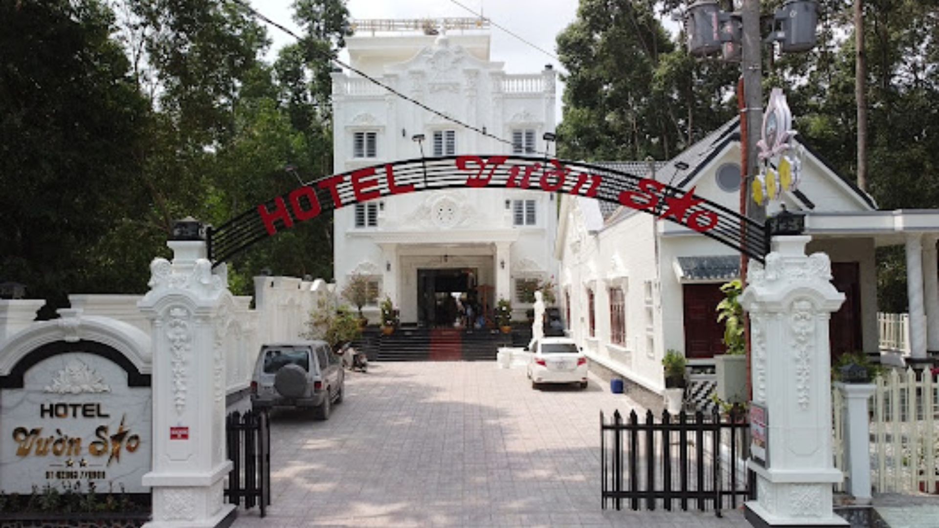 Cổng vào của Hotel Vườn Sao
