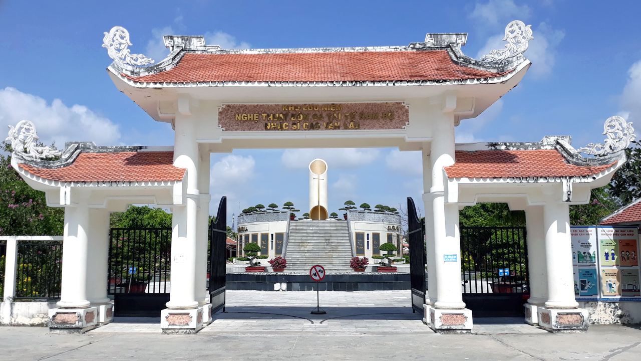 Cổng vào khu tưởng niệm Cao Văn Lầu