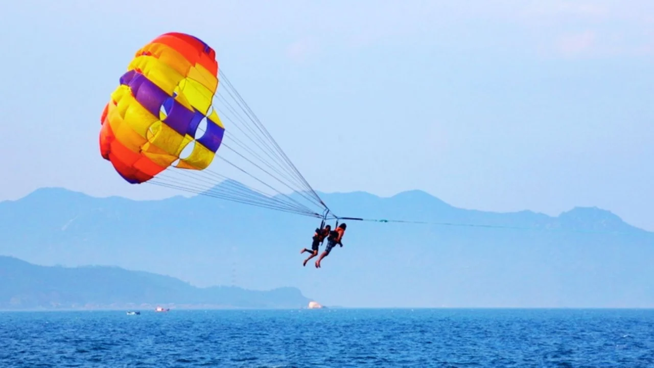 Coral Island với bãi biển trong xanh và hoạt động thể thao nước sôi động