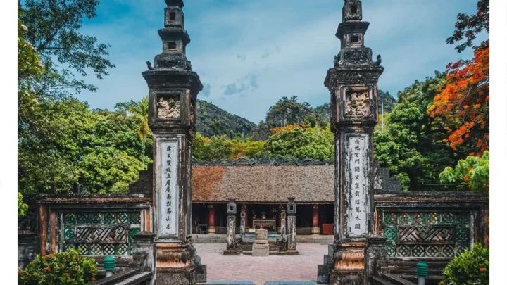 Cột chào cổ kính, phủ màu thời gian, Cố đô Hoa Lư.