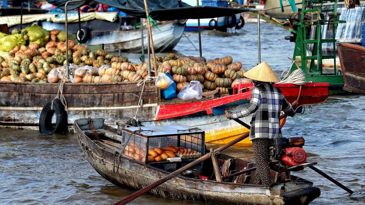 Cuộc sống thương hồ của người dân trên chợ nổi