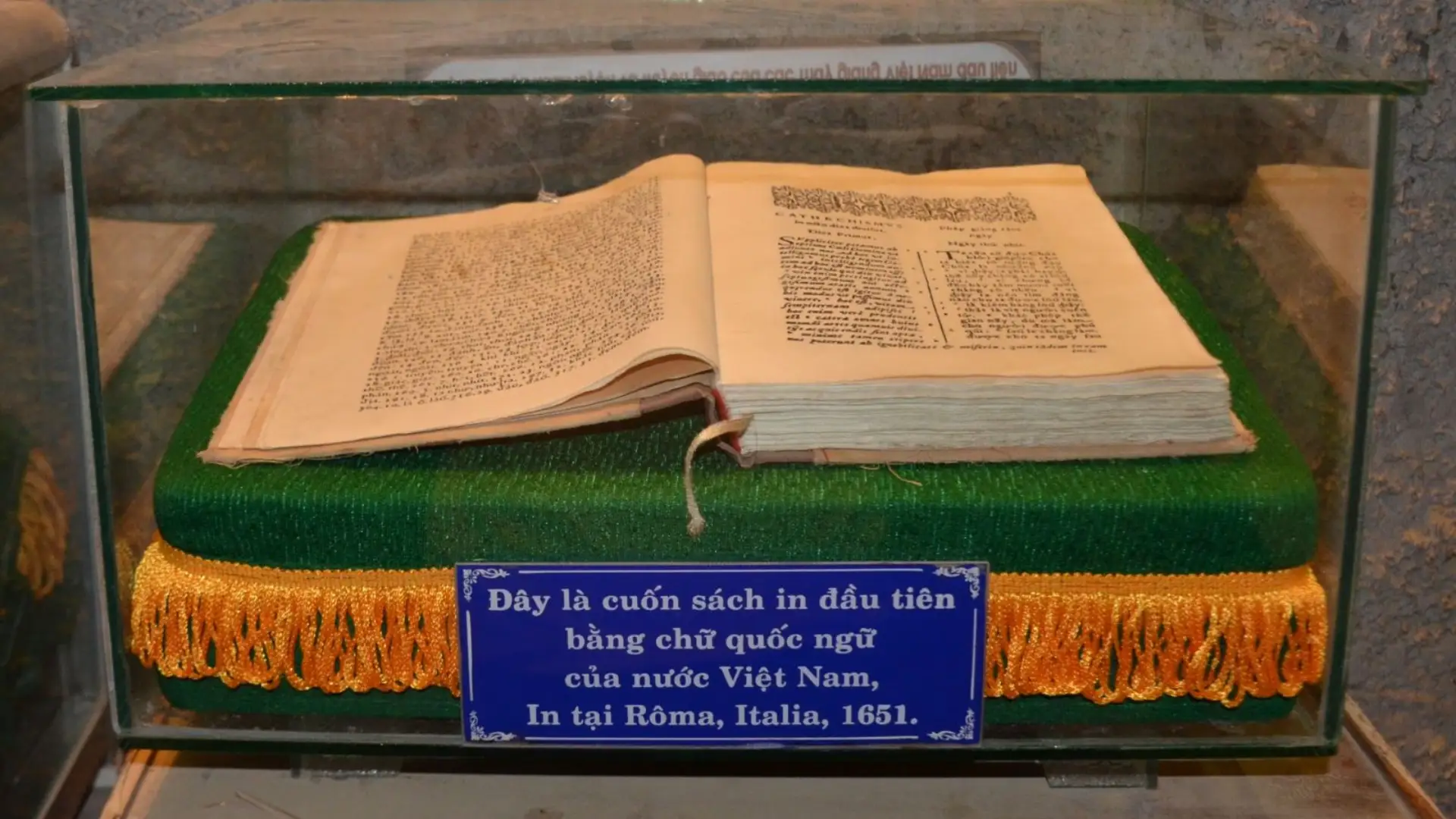 Cuốn sách "Phép giảng tám ngày" được lưu giữ tại Nhà thờ Mằng Lăng