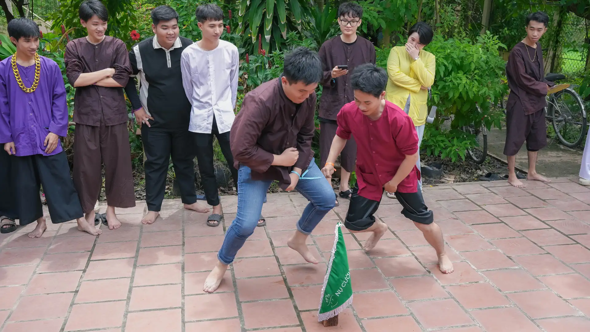 Hướng dẫn viên thi đấu trò “Cướp cờ sinh tử”