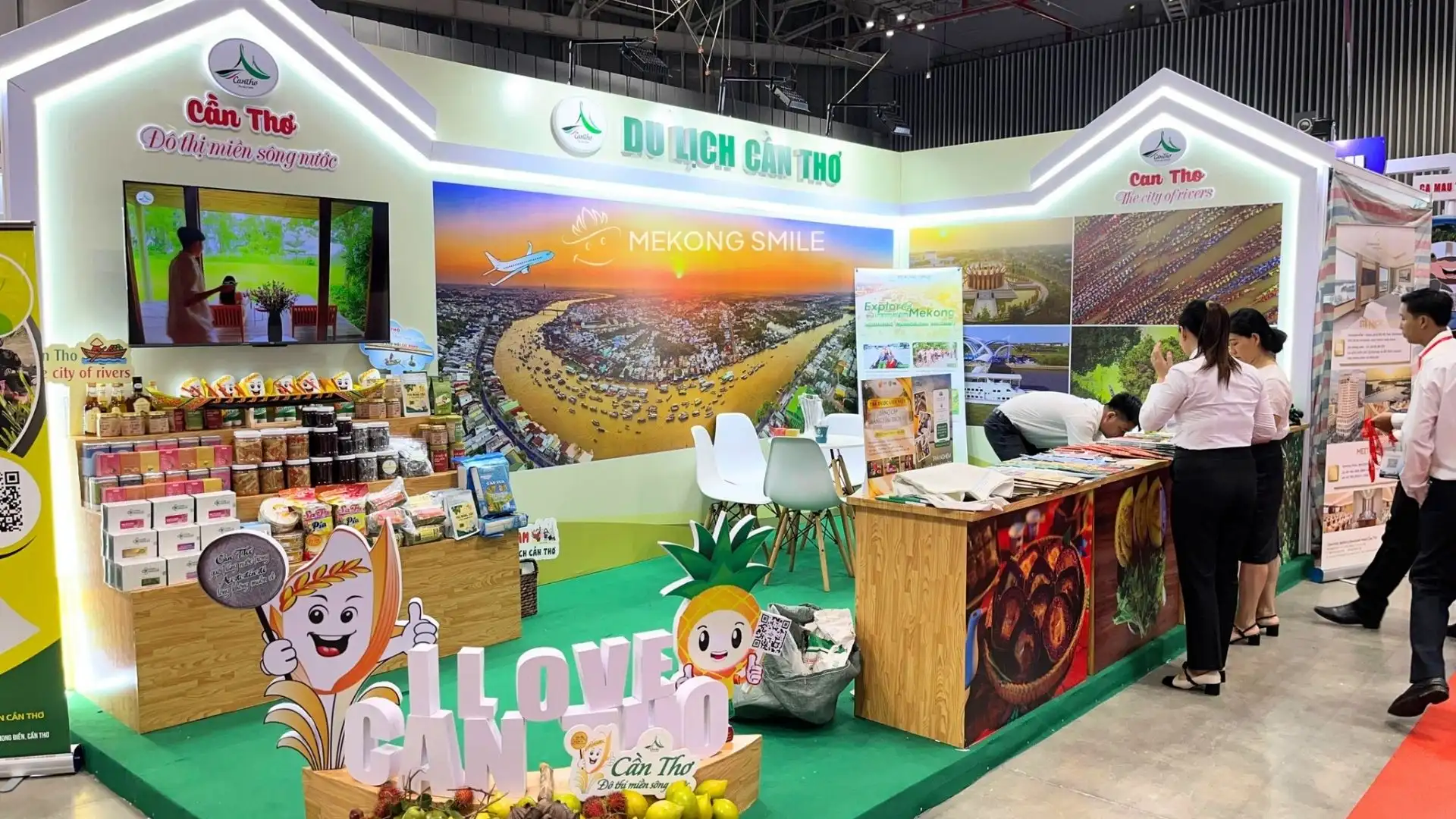 Các ấn phẩm thông tin tour du lịch Cần Thơ được trưng bày tại gian hàng Nụ cười Mê Kông ở hội chợ ITE HCMC 2025