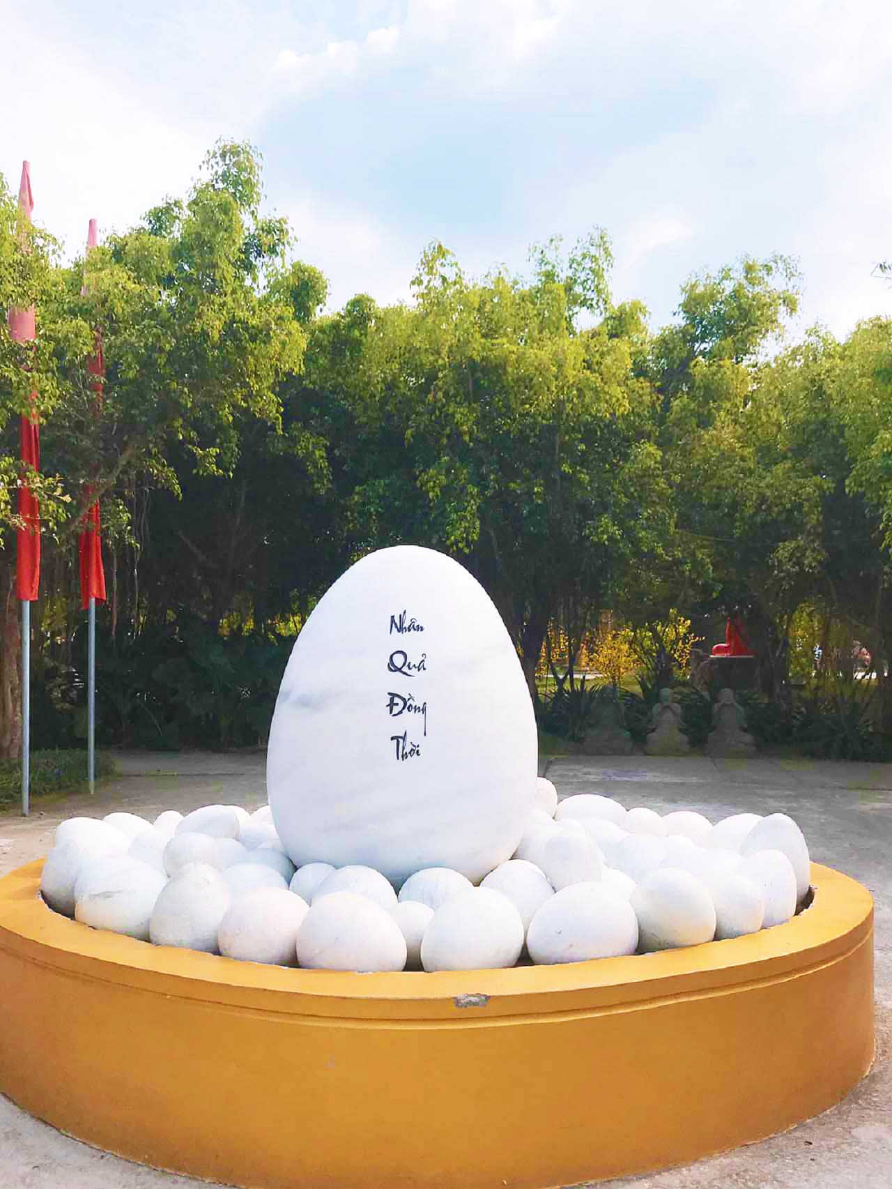 Đài trứng bằng đá trắng tại chùa Phật Học Sóc Trăng