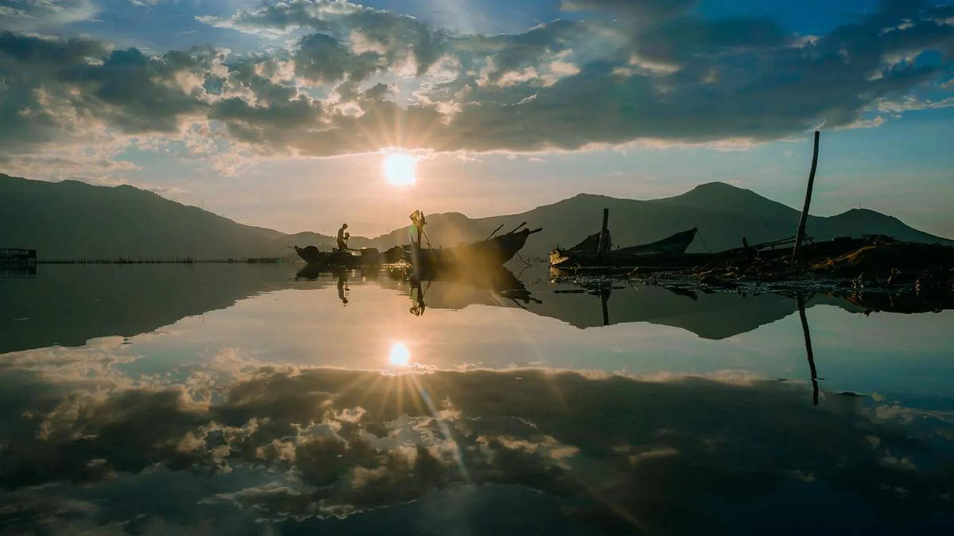 Đầm Lập An Lăng Cô với mặt nước phản chiếu mây trời như tráng gương