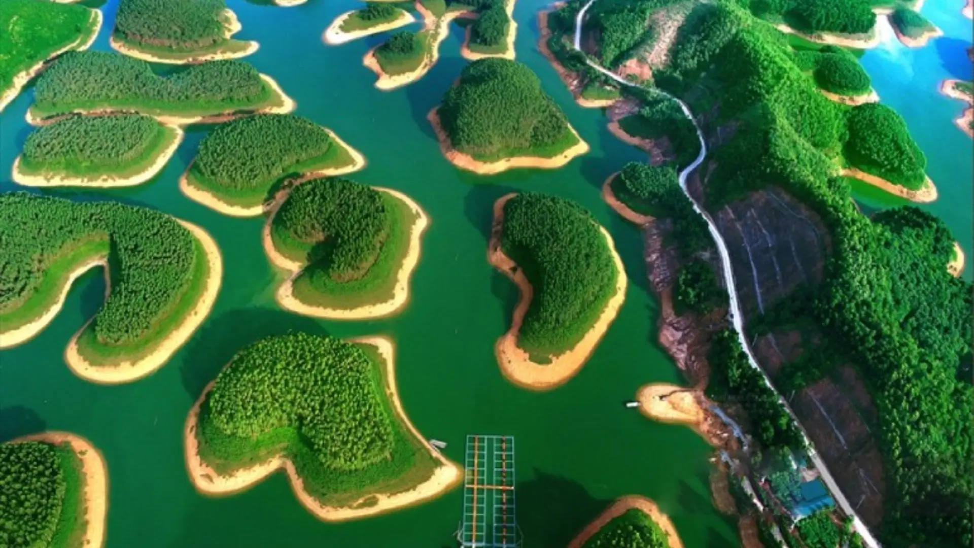 Những hòn đảo nhỏ trên Thủy điện Thác Bà