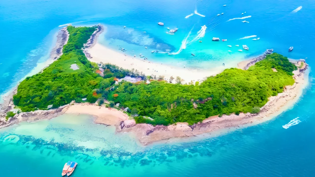 Viên ngọc xanh với bãi cát trắng, nước trong, lý tưởng để tắm biển, chơi thể thao nước và khám phá san hô