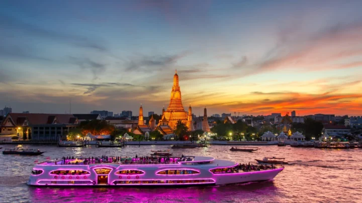 Dạo thuyền sông Chaophaya – tour Bangkok Pattaya từ TPHCM