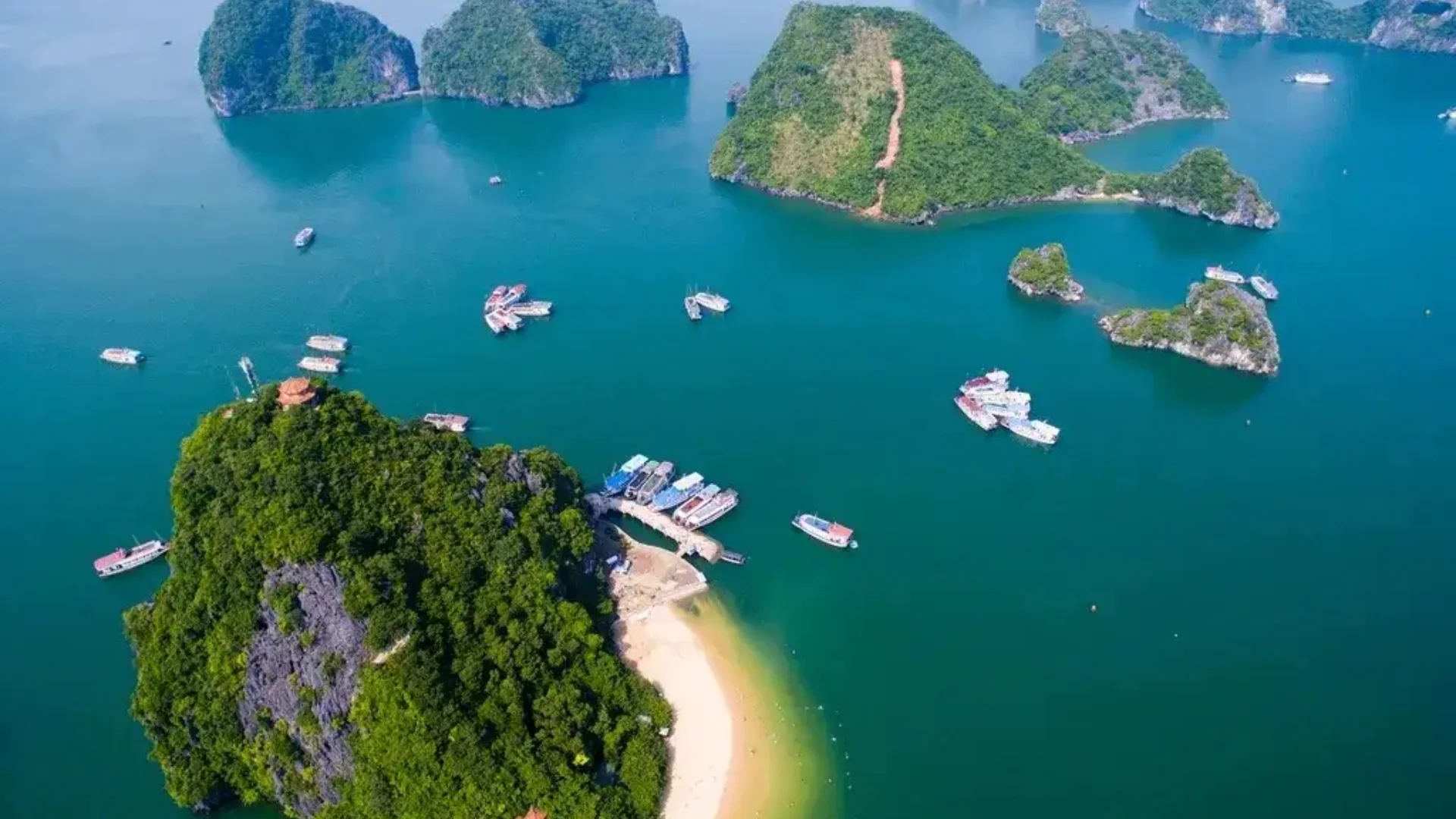 Đảo Titop nổi tiếng với bãi tắm đẹp và nước biển trong xanh