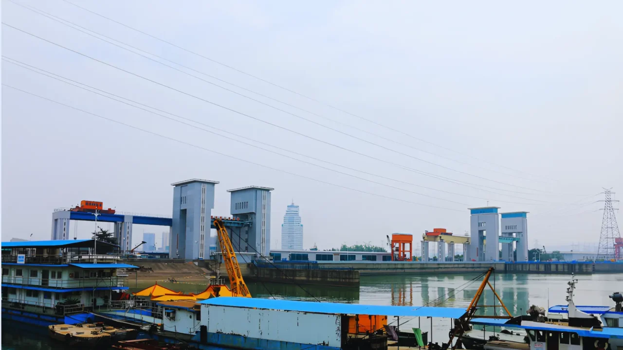 Đập Cát Châu Bá nằm cách Nam Kinh Quan, cửa ra của Tam Hiệp tại thành phố Nghi Xương khoảng 3 km về phía hạ lưu.