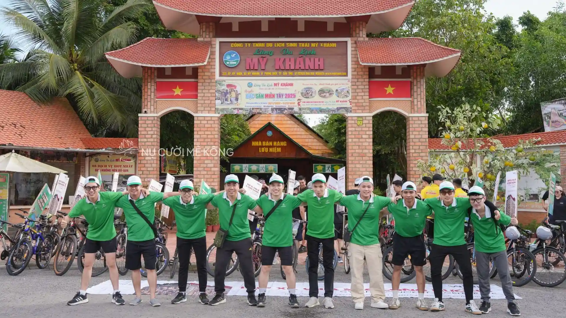 Nụ Cười Mê Kông đồng hành cùng WINK đạp xe lan tỏa nụ cười xanh Toàn thể đội ngũ Nụ Cười Mê Kông tại sự kiện đạp xe vì môi trường