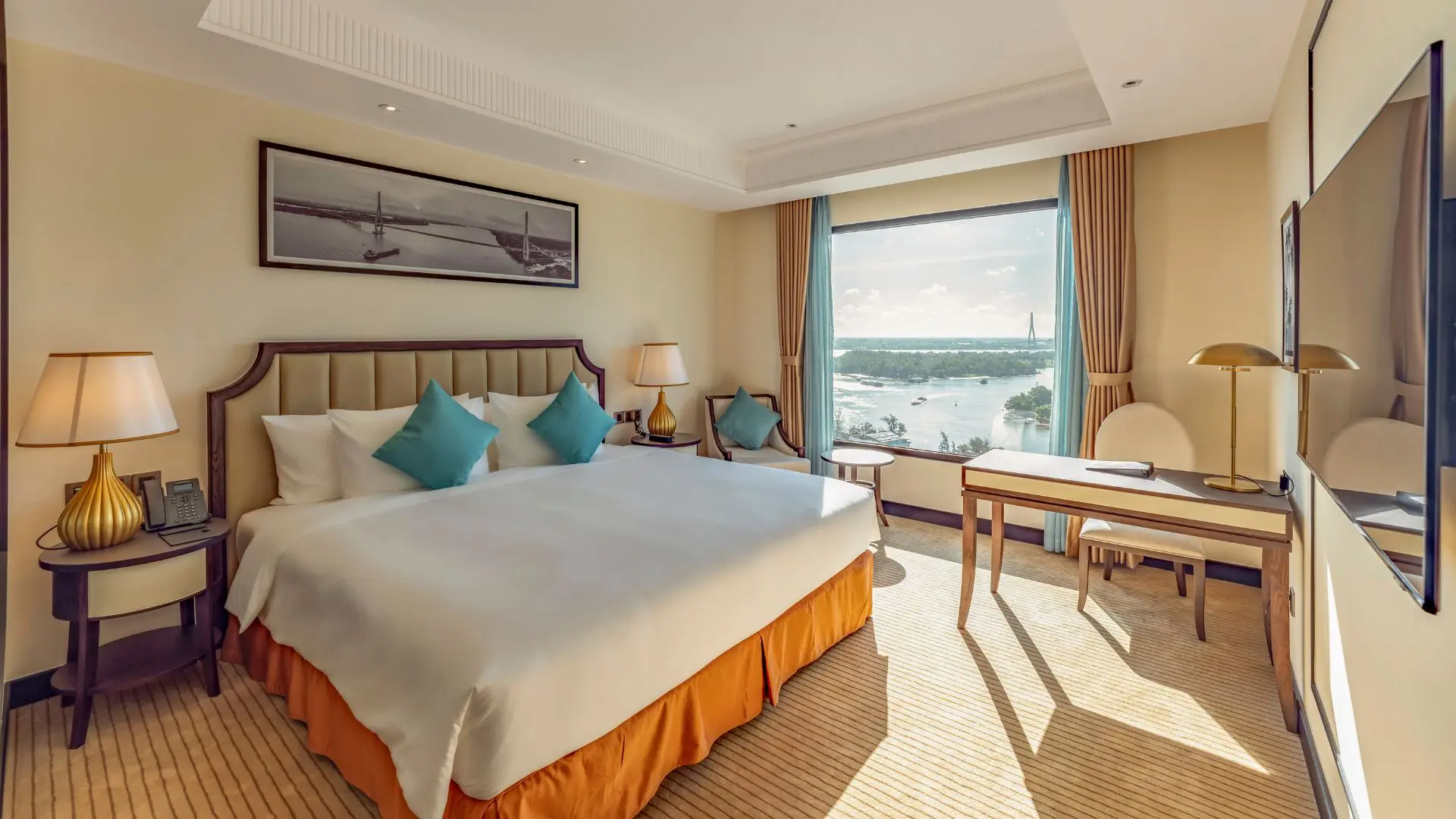 Phòng Deluxe River View tại Charmant Suites Cần Thơ
