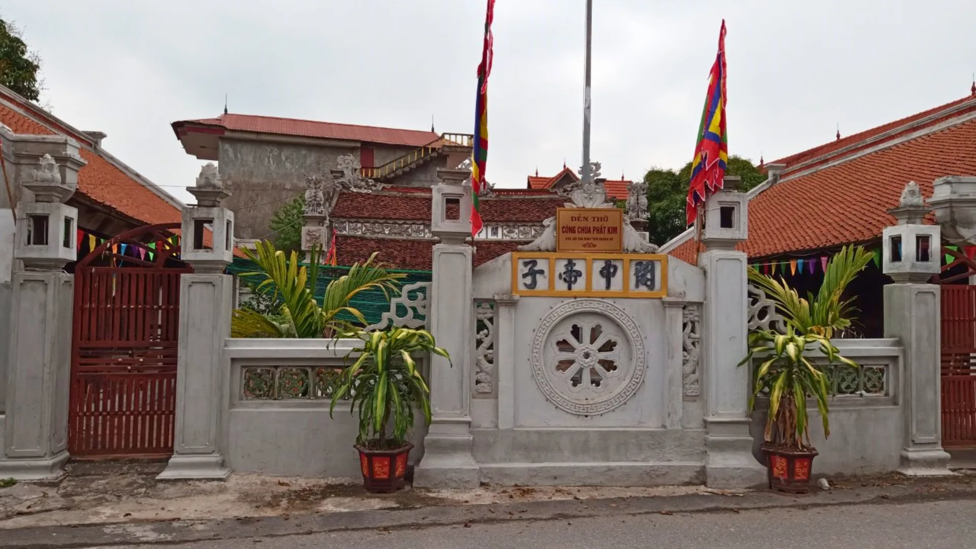 Đền Công chúa Phất Kim có hình bát giác