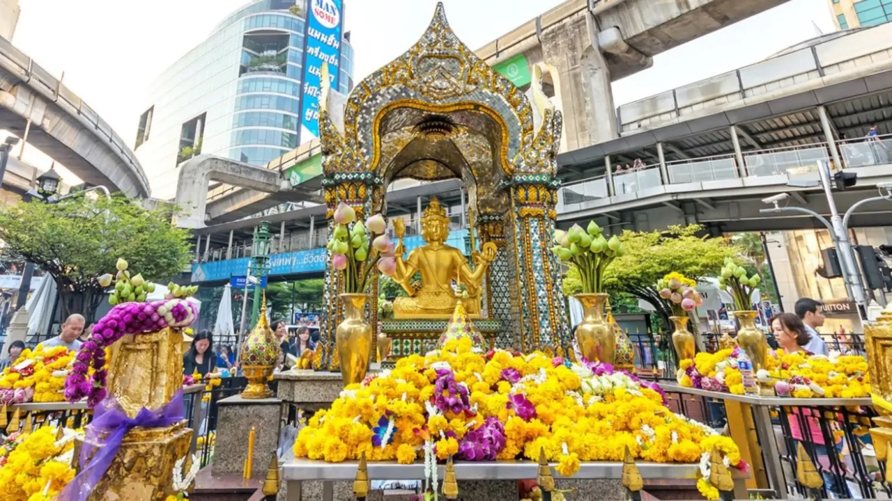 Đền Erawan đông đảo du khách và người dân hành hương