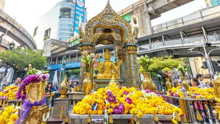 Đền Erawan đông đảo du khách và người dân hành hương