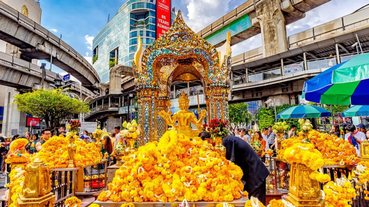 Đền Erawan rực rỡ với sắc vàng của vòng hoa cúng dường