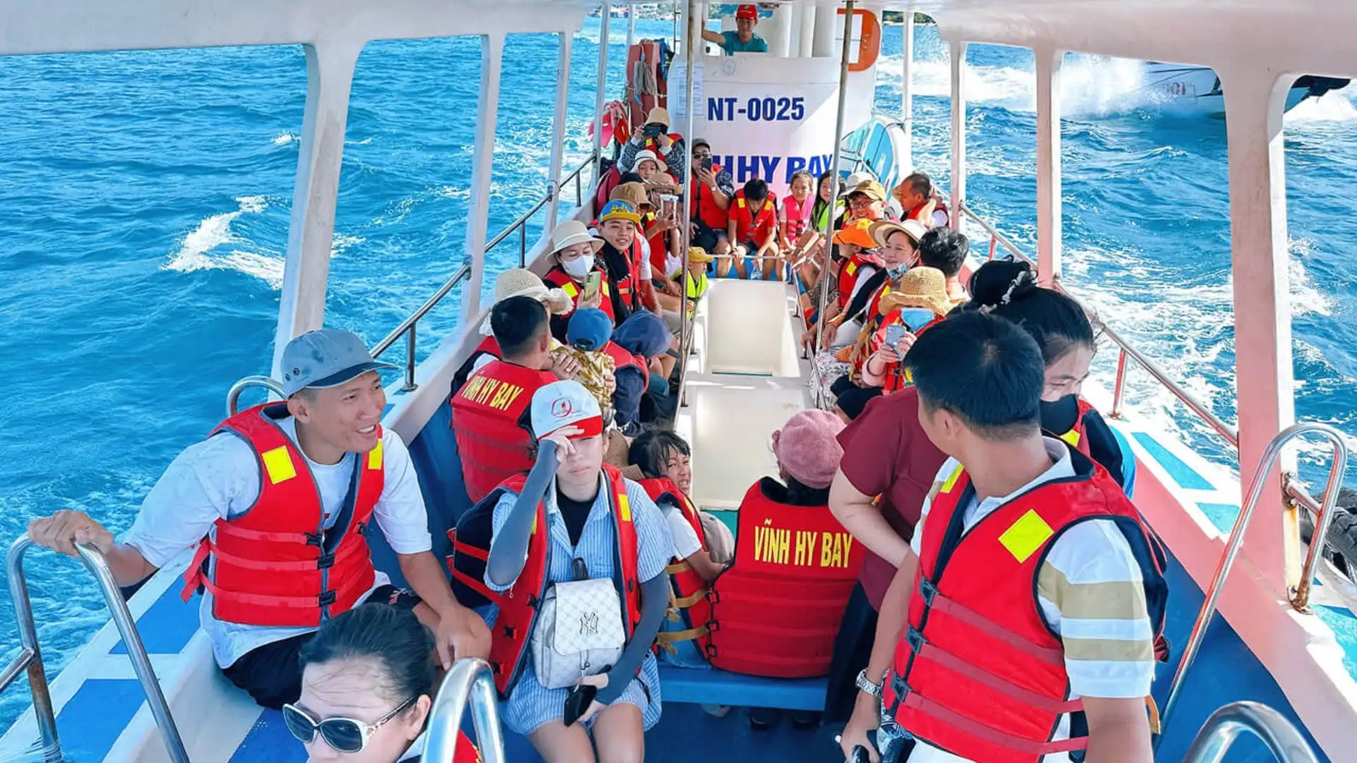 Di chuyển bằng thuyền đến Hòn Rùa