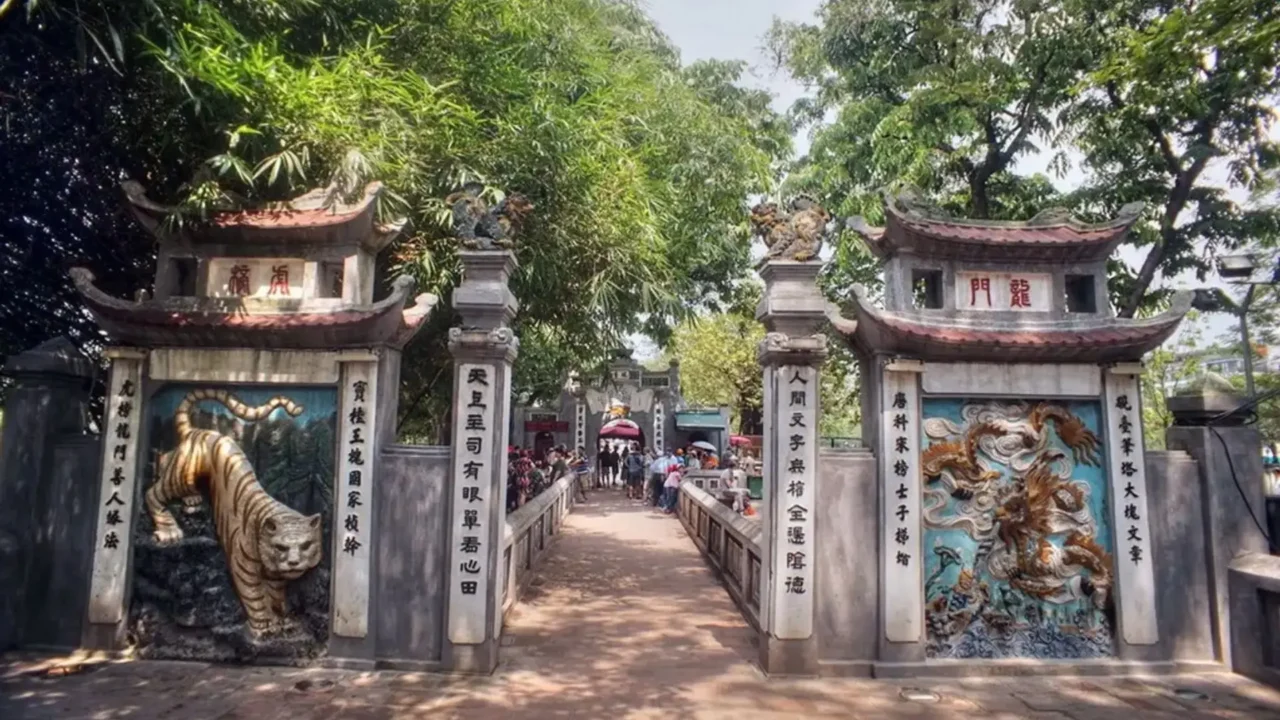 ngắm nhìn đền ngọc sơn từ mái ngói rêu phong đến những bức chạm khắc tinh xảo