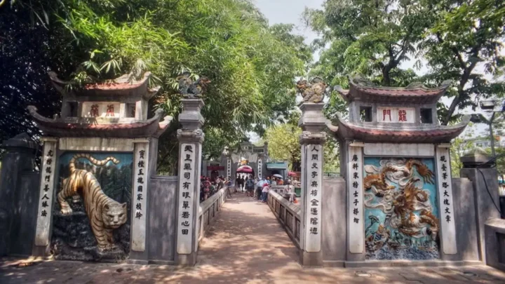 ngắm nhìn đền ngọc sơn từ mái ngói rêu phong đến những bức chạm khắc tinh xảo