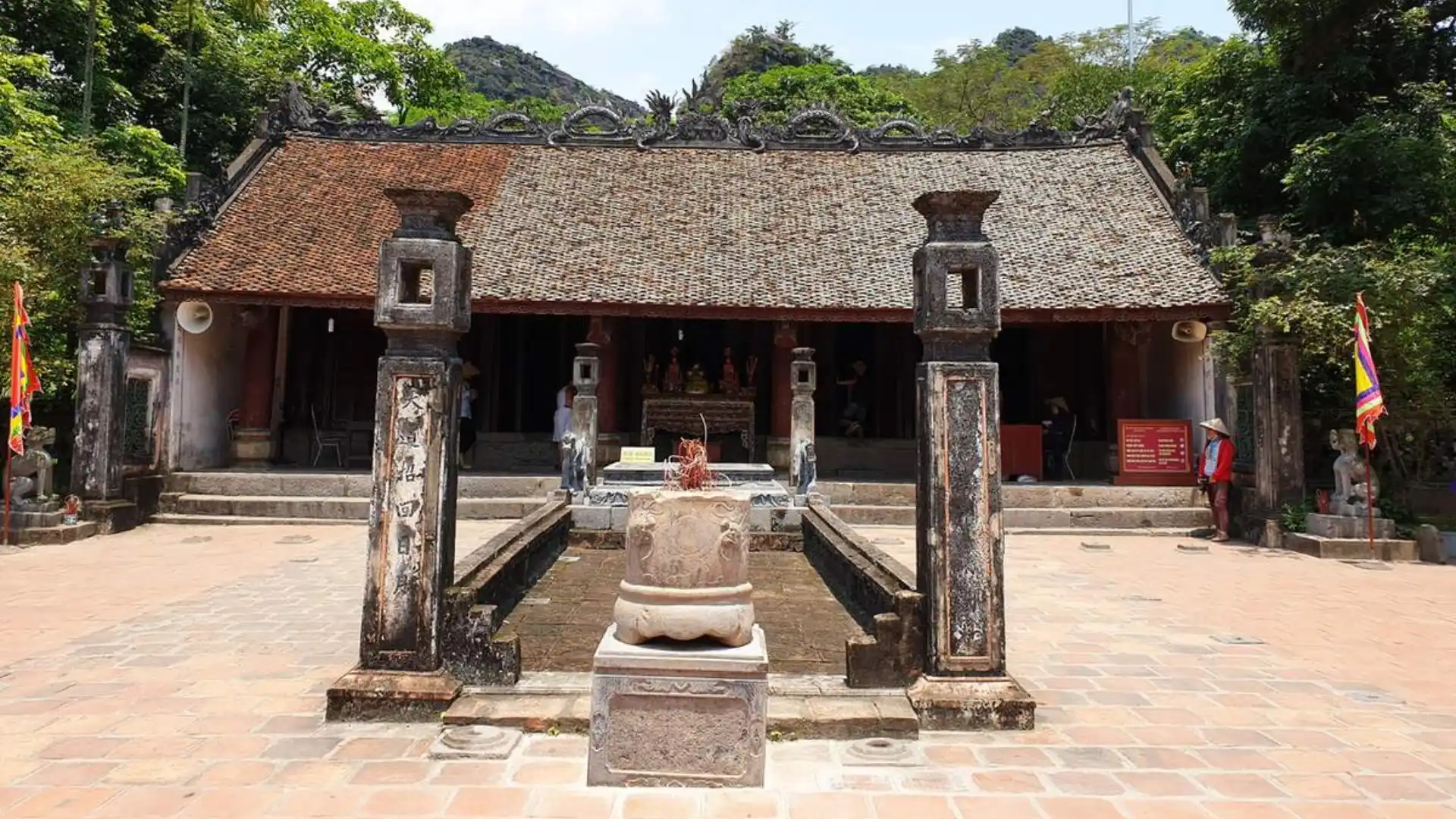 Đền vua Đinh Tiên Hoàng được thờ phụng nghiêm trang