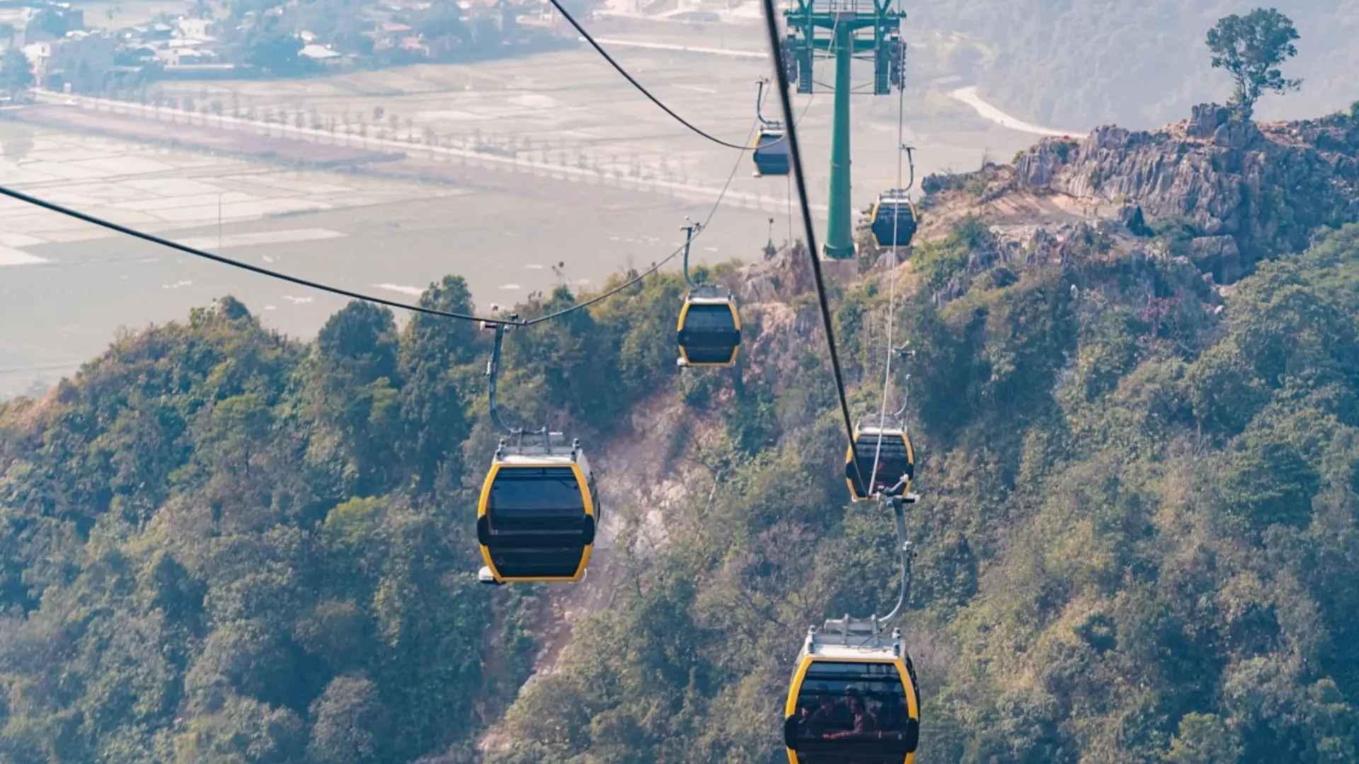 Di chuyển bằng cáp treo đến chùa Hoa Yên