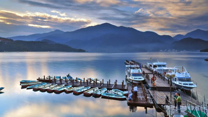 Trải nghiệm du thuyền trên Nhật Nguyệt Đàm