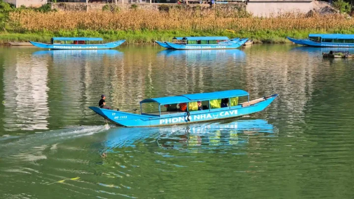 Đi thuyền trên Sông Son, Phong Nha Kẻ Bàng, Nụ cười Mê Kông.