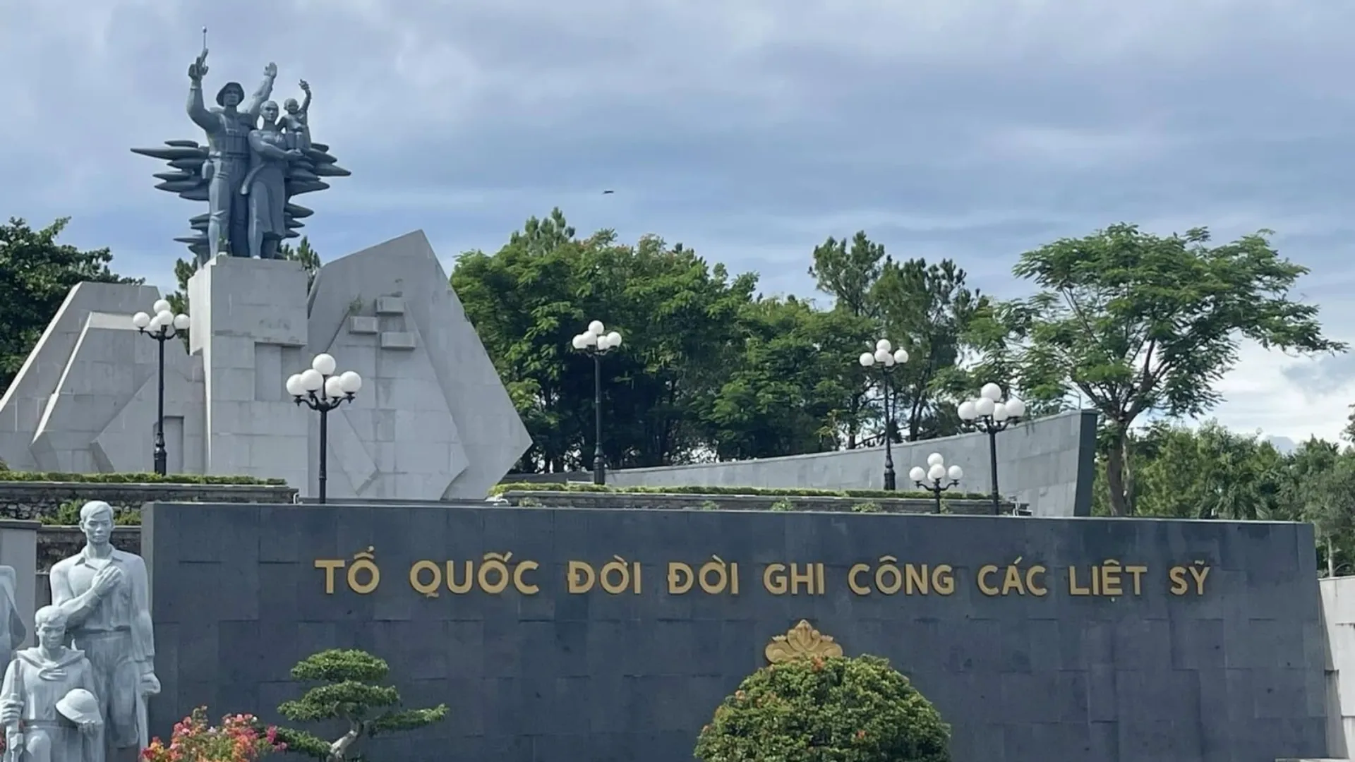 Nghĩa trang liệt sỹ đường Trường Sơn