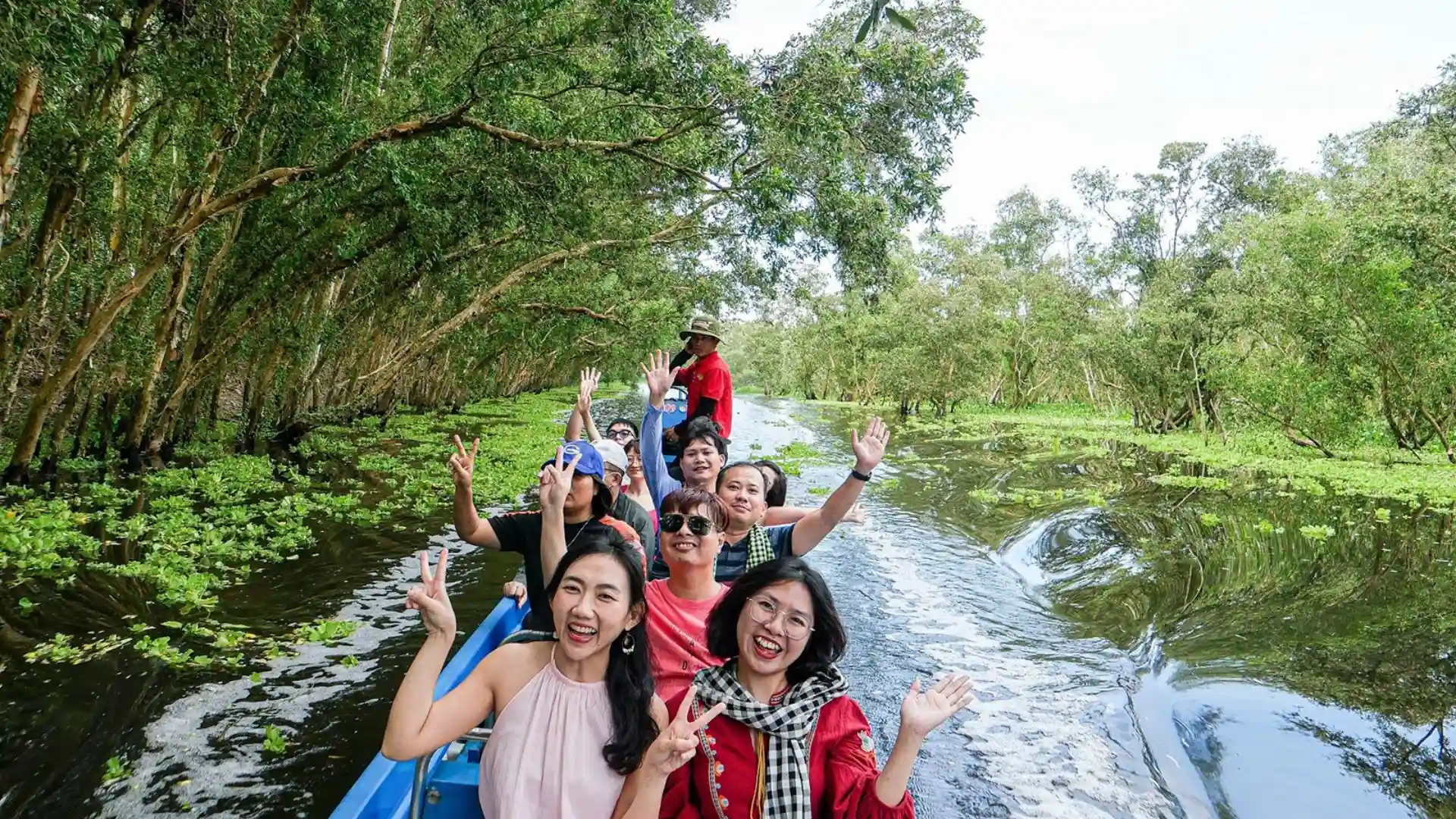 Trải nghiệm xuồng chèo giữa những hàng tràm thẳng tắp.