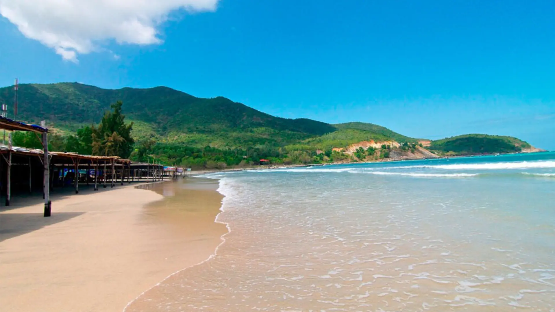 Bãi Dài Nha Trang có địa thế thoải, nước biển trong xanh