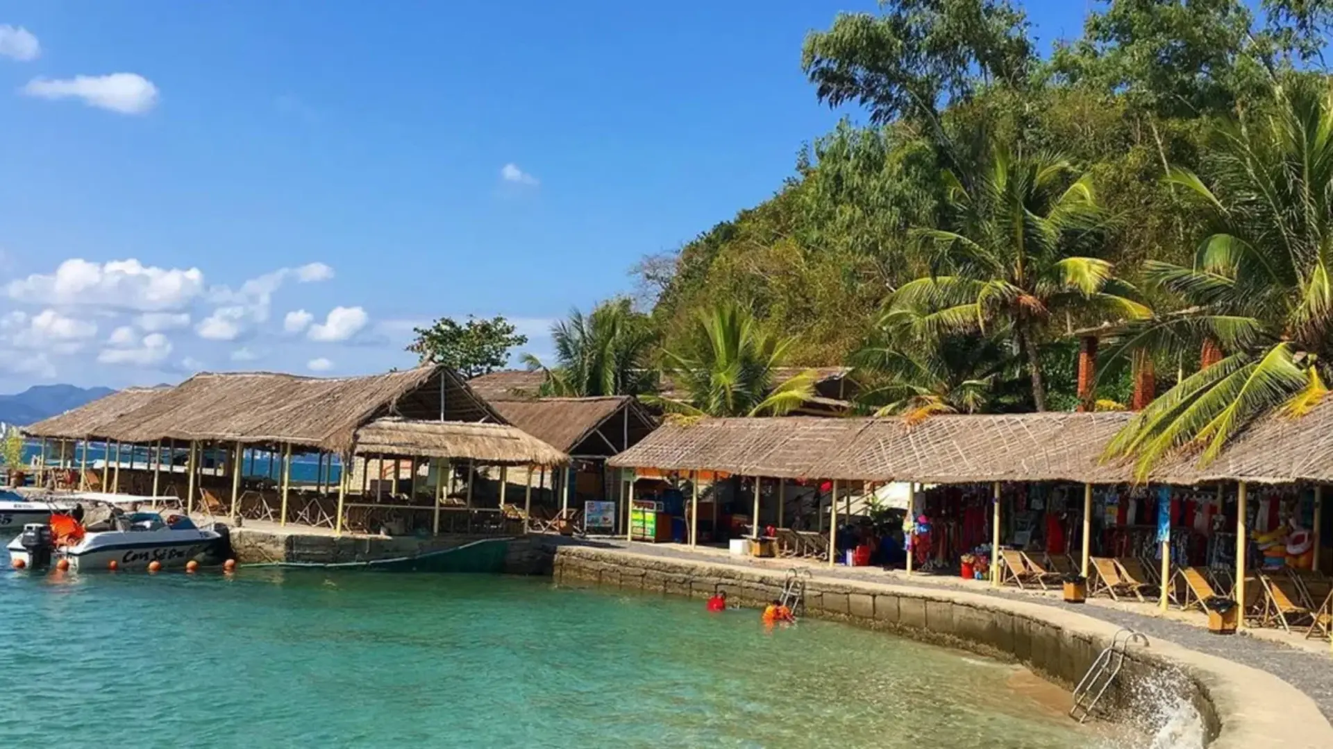 Những lều nghỉ mát tại đảo Con Sẻ Tre