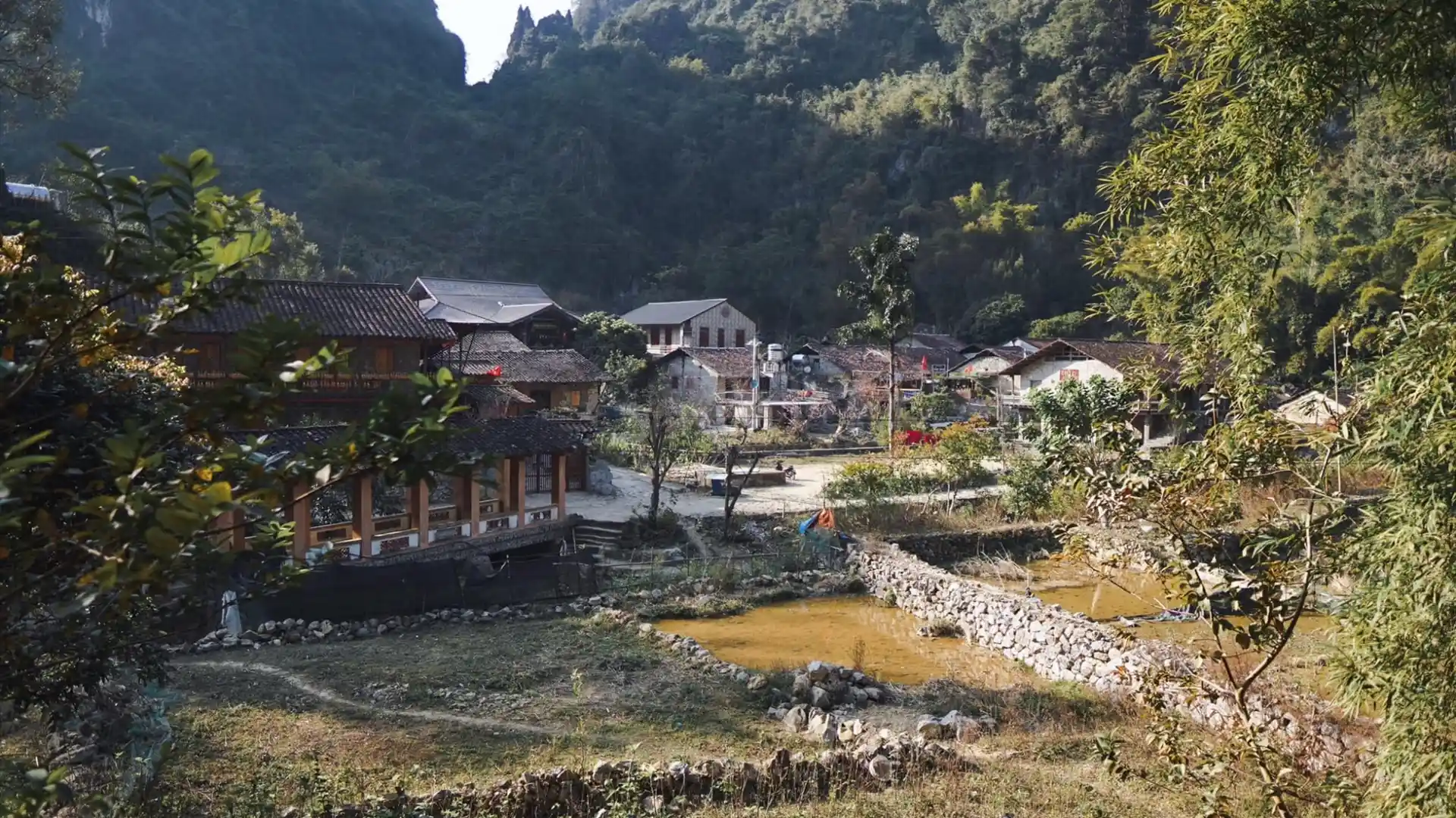 Làng đá Khuổi Ky gần Động Ngườm Ngao