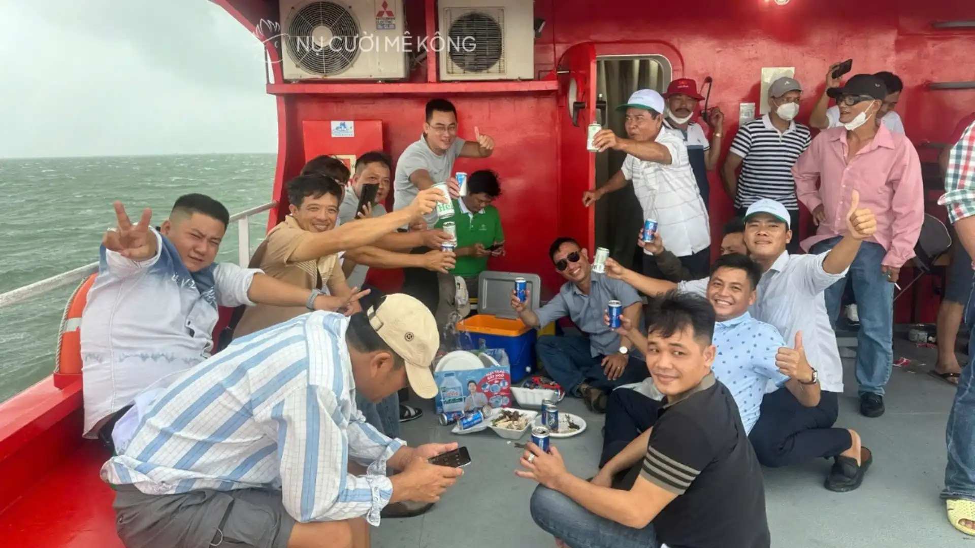 Đoàn Nhựt Tùng uống đồ uống chung vui trên boong tàu