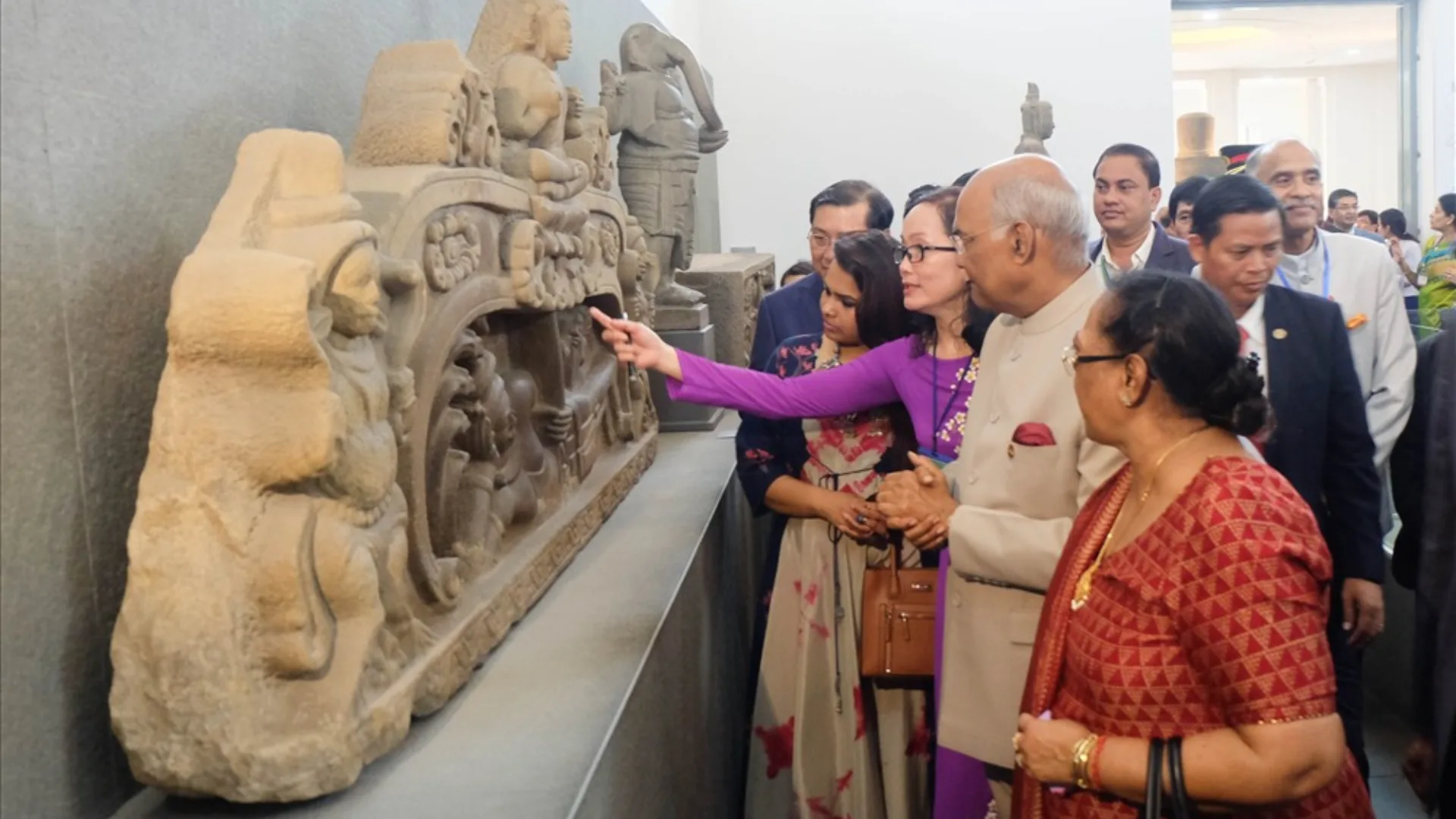 Du khách tham quan Bảo tàng điêu khắc Chăm dưới sự thuyết minh của hướng dẫn viên