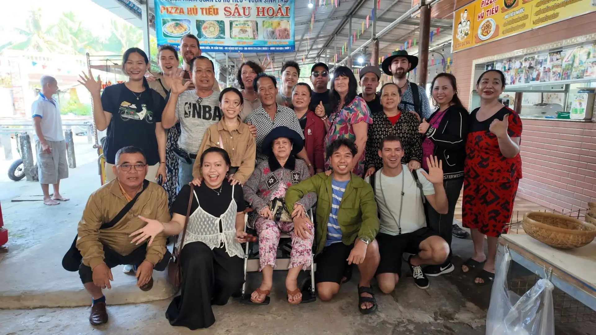Đoàn khách check-in tại lò hủ tiếu Sáu Hoài